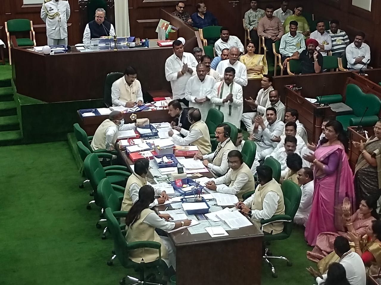 Vidhansabha Monsoon Session 2025 | Chhattisgarh Assembly Dap Fertilizer Scam | 23 Congress MLA Suspended | Political Uproar | Chhattisgarh Politics | Dap Shortage Protest | Legislative Assembly Chaos, | Political earthquake in Chhattisgarh! Uproar in assembly on DAP fertilizer scam, 23 Congress MLA suspended | News Track in Hindi