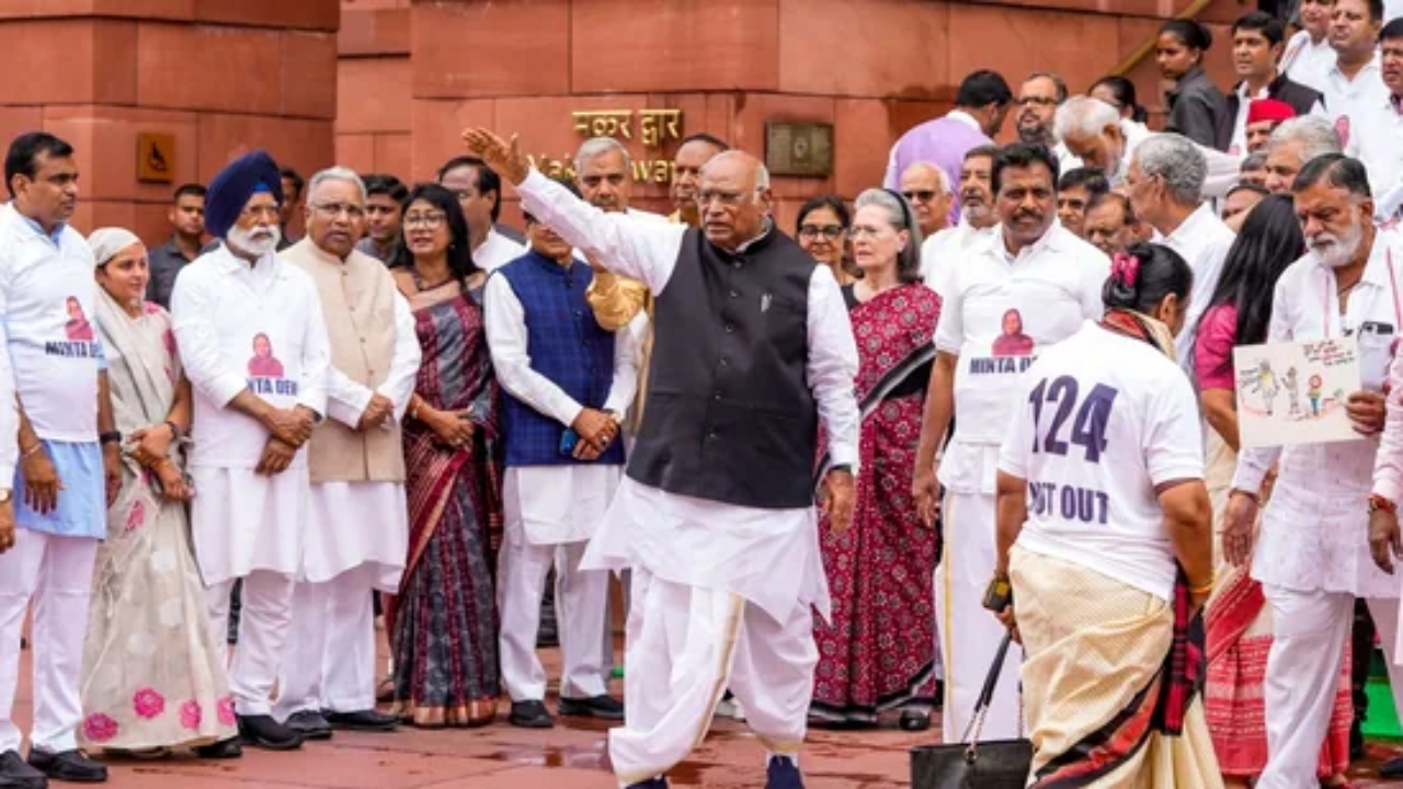 124 Not out why India Block MPS Wore This Slogan on their t shirts to protest and who is minta devi | "124 Not Out", why did the MPs of India Block protest by wearing this slogan T-shirt, and who is Minta Devi? , News Track in Hindi