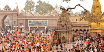Sawan 20258: Crowds of devotees gathered at Shri Kashi Vishwanath Dham, barricading on ghats