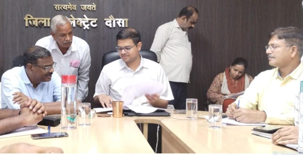 Collector Devendra Kumar heard the problems of common people in public hearing, disposal of many cases on the spot