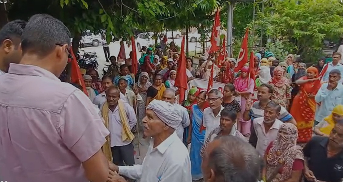 Demand to give land to housing, people gave memorandum on Municipal Corporation and Collectorate