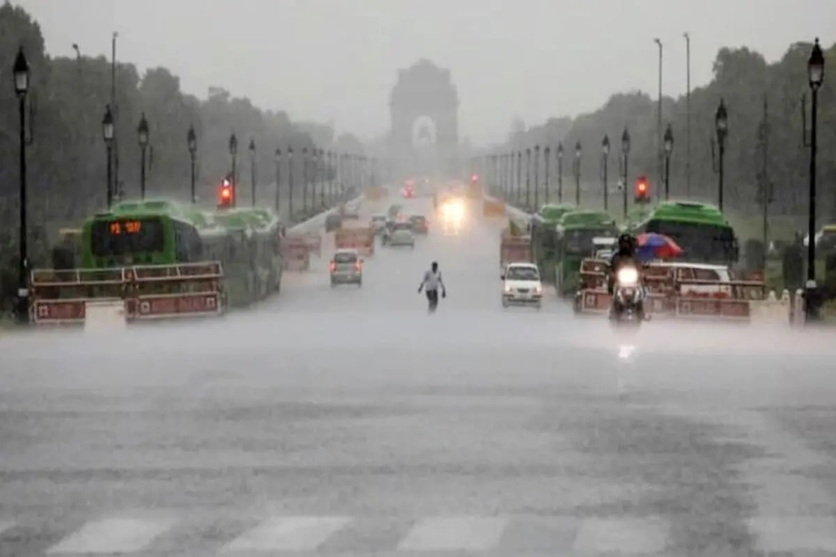 Heavy rains in Delhi raised public life, flights also affected