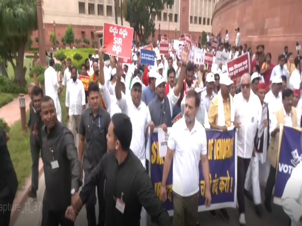 India alliance took out on SIR from Parliament to EC office March, Delhi Police stopped