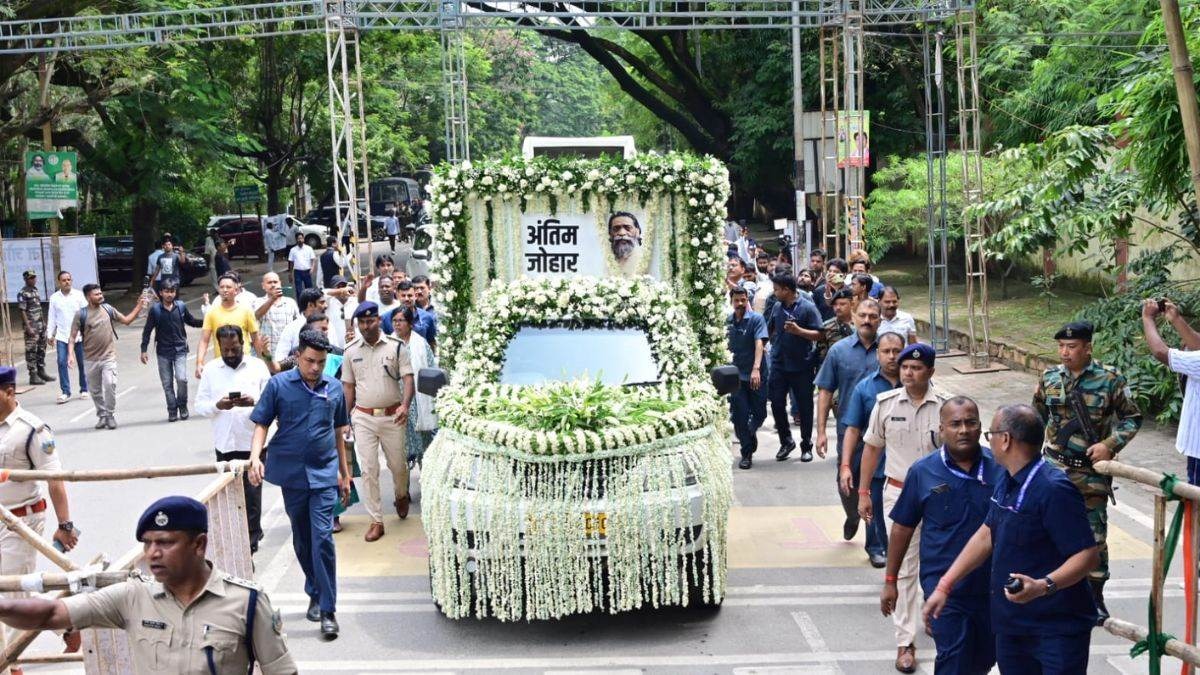 Jharkhand bids farewell to shibu soren state funeral in Ramgarh today | Shibu Soren Death | Jharkhand Politics | JMM Leader Tribute | Shibu Soren Funeral | Shibu Soren Last Rites | Jharkhand Assembly Tribute | Ramgarh Funeral Ceremony | Jharkhand: Last farewell to Shibu Soren ... The crowd gathered in the assembly, today will be the funeral in Ramgarh with state honors. News Track in Hindi