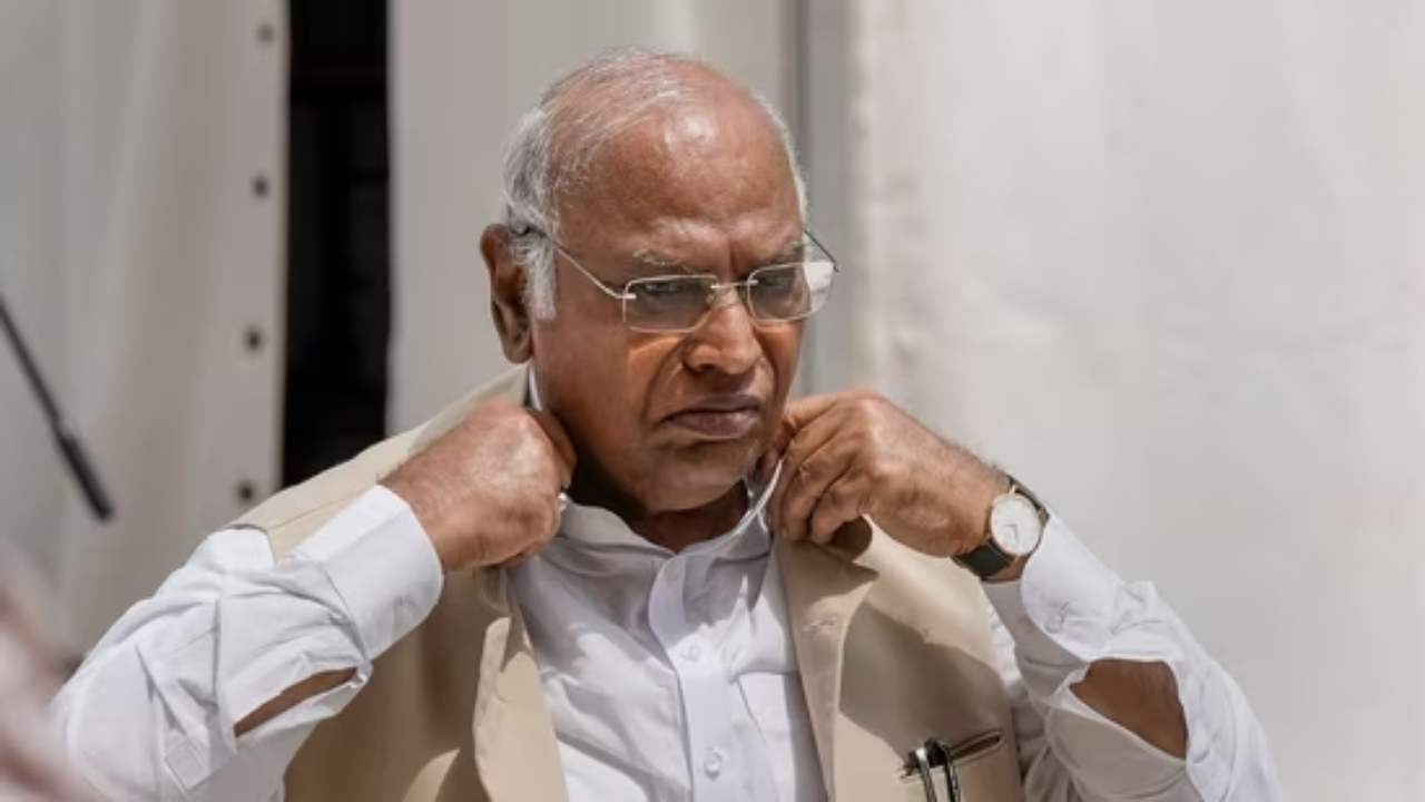 Kharge Angry Outburst in Bihar | Heated Moment during Voter Rights Yatra in Sasaram | Suddenly raging between 'Vote Rights Yatra'! Said- 'Whoever wants to listen, he listened ...'. News Track in Hindi