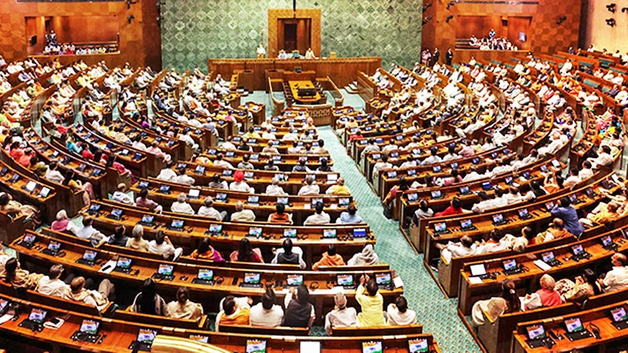 Parliament Monsoon Session Live 2025 | Lok Sabha Uproar Over Constitution Amendment Bill | Parliament Monsoon Session Live: A strong uproar in the House as Amit Shah's bill was introduced! Opposition protested, proceedings postponed till 3 pm. News Track in Hindi
