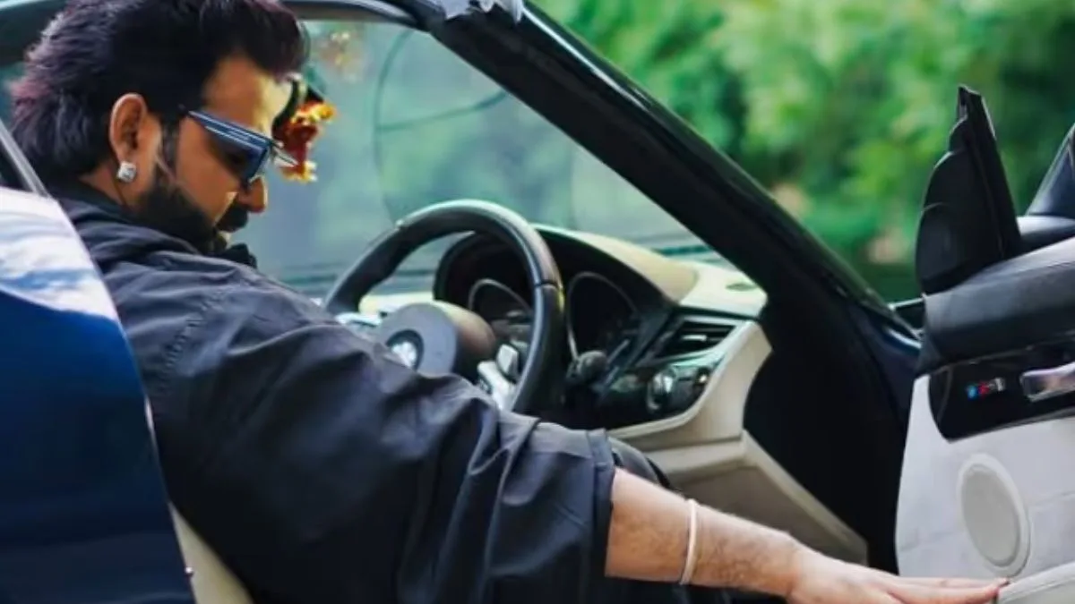Pawan Singh New Song Poster: Pawan Singh has released the latest poster of his new song. In the poster, Pawan Singh is seen sitting in Ferrari and he is also wearing clothes while matching the car ..