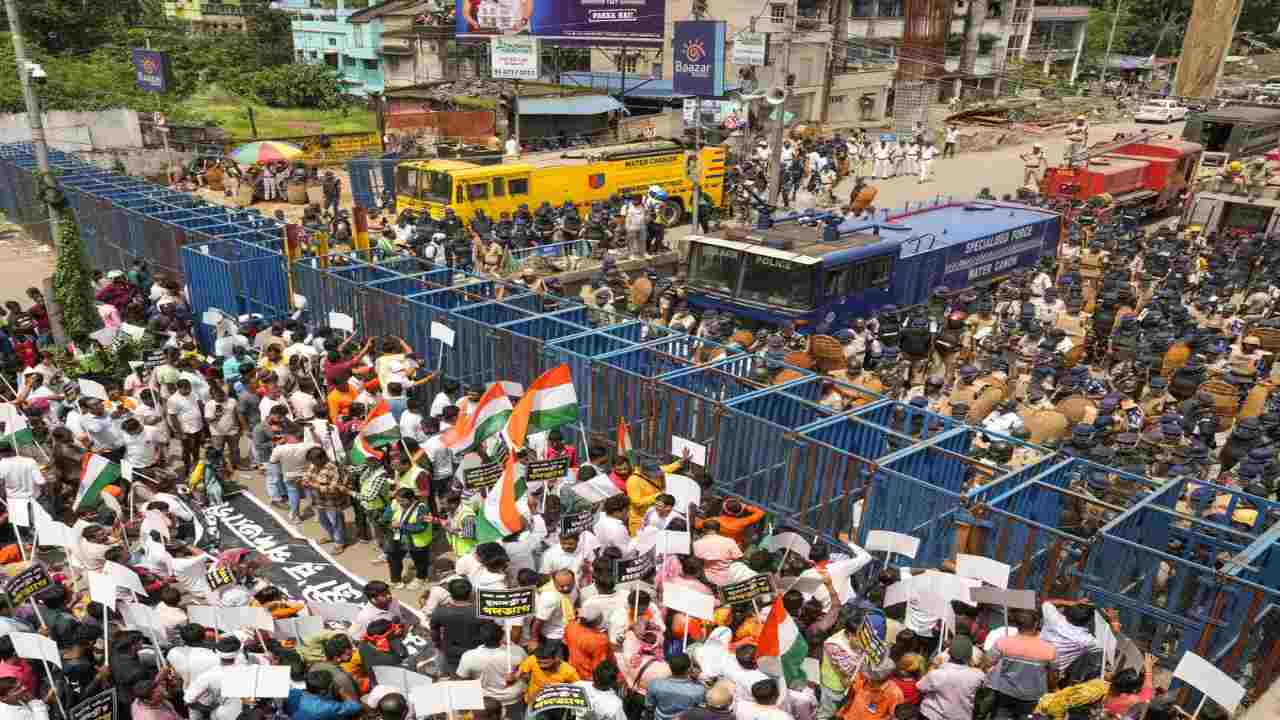 Police will be beaten: bjp leader controversial remark during nabanna abhiyaan rally, Slams Mamata Government | "The police will kill so much ..." BJP leader's spoiled speech at the "Nabanna Abhiyan" rally, attacked Mamta Sarkar fiercely. News Track in Hindi