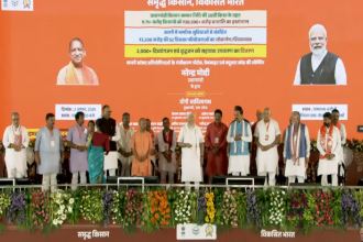 Prime Minister Modi reached Varanasi, started projects worth Rs 2200 crore