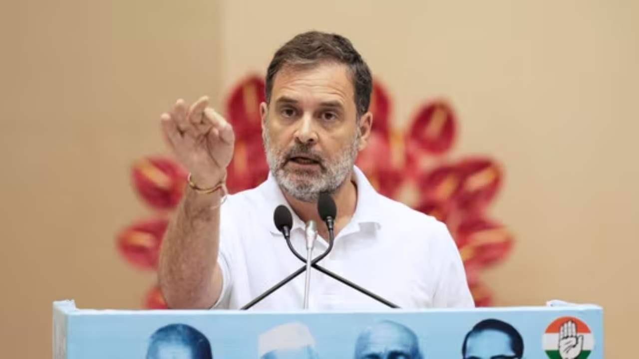 Rahul Gandhi | Veer Savarkar | Threat to life | Mahatma Gandhi | Defamation Case | 'I threatened my life from Savarkar's statement ...', Rahul Gandhi gave a big warning by referring to Mahatma Gandhi's assassination. News Track in Hindi