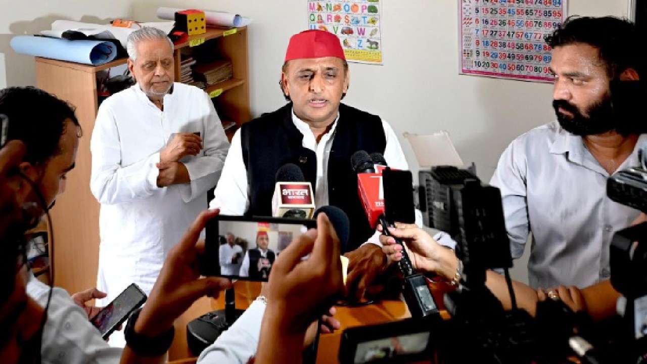 Samajwadi Party President Akhilesh Yadav Targeted Chief Minister Yogi Adityanath | Yogi's family reached the monastery by welfare ... Akhilesh Yadav targeted the Chief Minister. News Track in Hindi