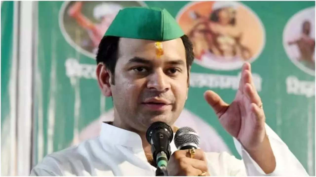 Tej Pratap Yadav Alleges five Families Conspired Against Him | Bihar Political Scandal | '5 families ruined life ...' Tej Pratap's post created a stir, will reveal tomorrow. News Track in Hindi