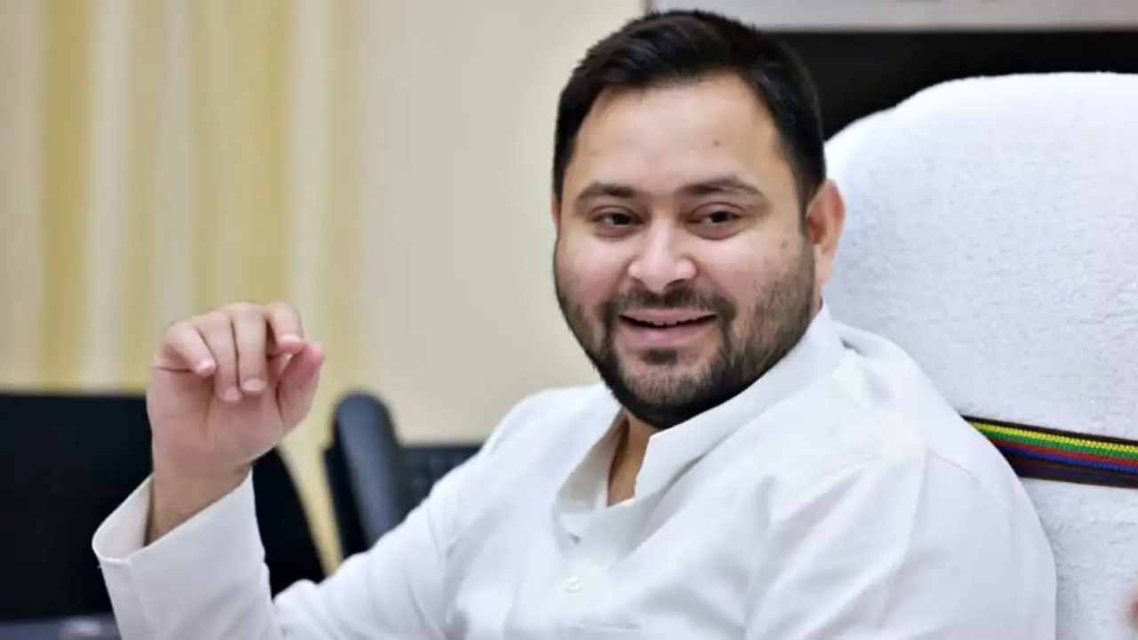 Tejashwi Yadav Hails Sc Verdict to Reveal 65 Lakh Names in Bihar Voter List | 'Today everyone became naked!' Tejashwi is not happy with joy, Gadgad was made by SC's decision on SIR. News Track in Hindi
