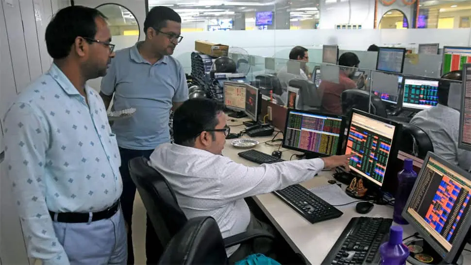 Today's market status in Mumbai: Sensex increased amidst strong purchases in IT and FMCG sector.