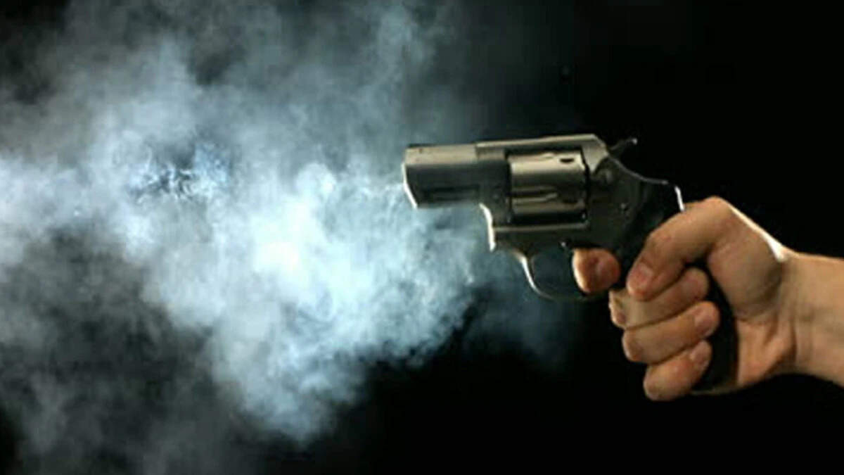 Vigilance in the father-son of food at home, son shot at the father with pistol