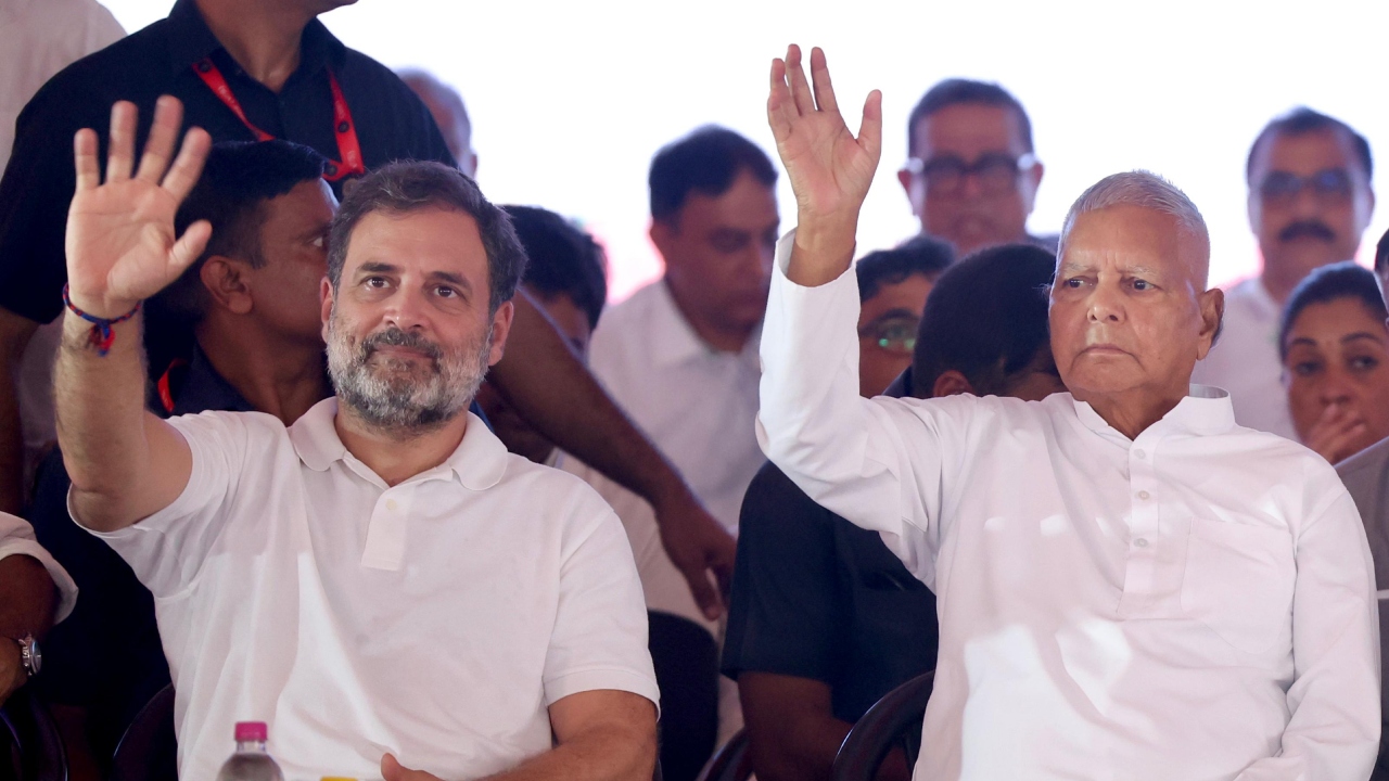 Vote adhikar yatra to kick off from Sasaram Led by Rahul and Kharge Lalu Tejashwi to Join | 'Vote Rights Yatra' started from Sasaram led by Rahul Gandhi, Lalu-Tejasvi also joined. News Track in Hindi