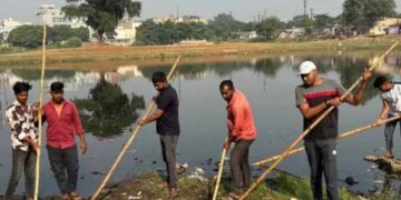 Preparations for Chhath Puja in Lucknow, cleaning work of Bandhuwa pond started