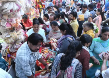 Decorated temples, Jagadamba Bhavani visiting ... Shardiya Navratri from today, shops were adorned outside temples, security arrangements also