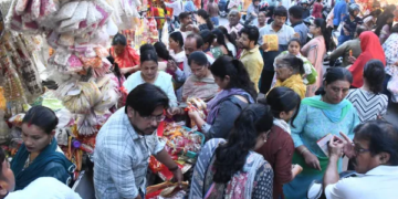 Decorated temples, Jagadamba Bhavani visiting ... Shardiya Navratri from today, shops were adorned outside temples, security arrangements also