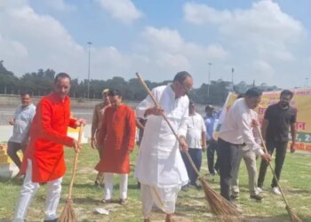 The work of cleaning the ghats on Mahaparva Chhath of faith continues, Deputy Chief Minister Brajesh Pathak also joined