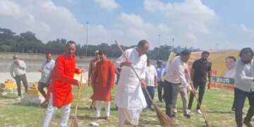 The work of cleaning the ghats on Mahaparva Chhath of faith continues, Deputy Chief Minister Brajesh Pathak also joined