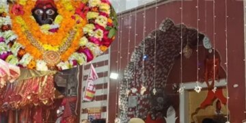 Durga Ashtami 2025: On the day of Ashtami, crowds of devotees gathered at the outpost Dham of Jaunpur, the temple resonated with Aarti