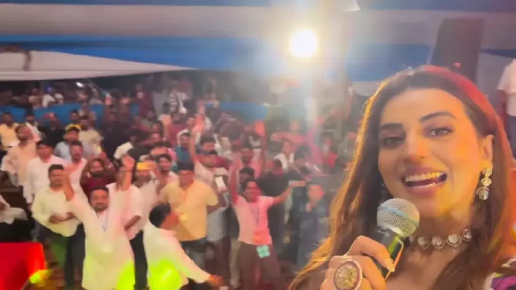 A crowd of fans gathered to see Akshara Singh in Jamshedpur, the actress said - "People against me ..."