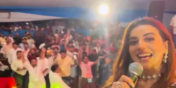 A crowd of fans gathered to see Akshara Singh in Jamshedpur, the actress said - "People against me ..."