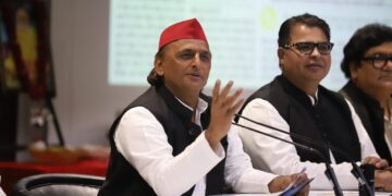 Akhilesh Yadav Criticizes Us H-1B Fee Hike, Questions India's Foreign Policy & Government's Weakness | Akhilesh Yadav's attack: America's 'H-1B', serious questions from the government regarding foreign policy on increase in visa fees! , News Track in Hindi