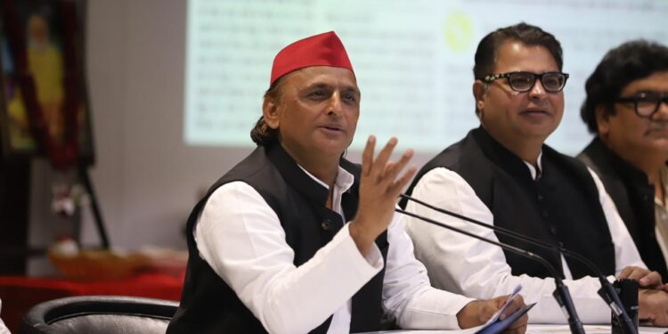 Akhilesh Yadav Criticizes Us H-1B Fee Hike, Questions India's Foreign Policy & Government's Weakness | Akhilesh Yadav's attack: America's 'H-1B', serious questions from the government regarding foreign policy on increase in visa fees! , News Track in Hindi