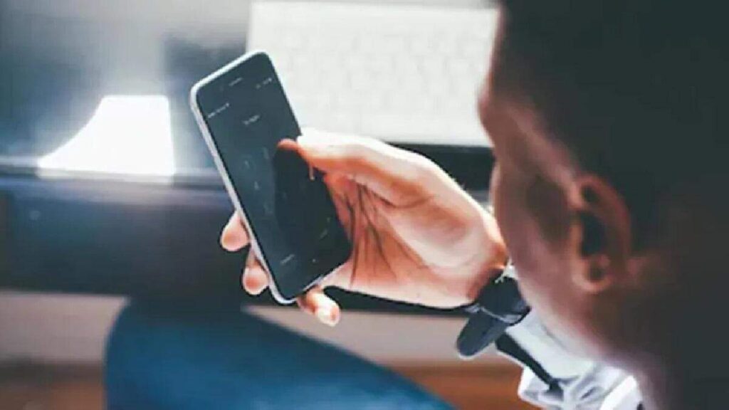 क्या आप ज्जनाते है कितना सुरक्षित है आपका फोन ? डेटा चोरी से ब्लैकमेलिंग तक का सच जान फटी रह जायेंगी आँखें 