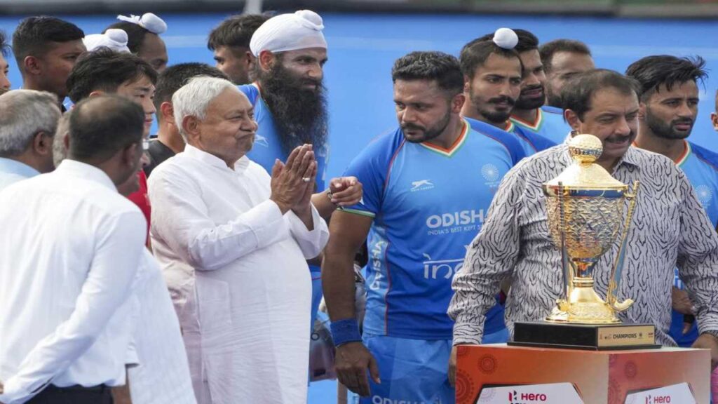 Asia Cup Winning Indian Hockey Team Rewarded by Nitish Kumar, Players to Receive 10 Lakh Each | Nitish Kumar's gift to 'Asia Cup winning Indian Hockey Team', announced to give 10-10 lakh to players. News Track in Hindi