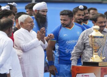 Asia Cup Winning Indian Hockey Team Rewarded by Nitish Kumar, Players to Receive 10 Lakh Each | Nitish Kumar's gift to 'Asia Cup winning Indian Hockey Team', announced to give 10-10 lakh to players. News Track in Hindi