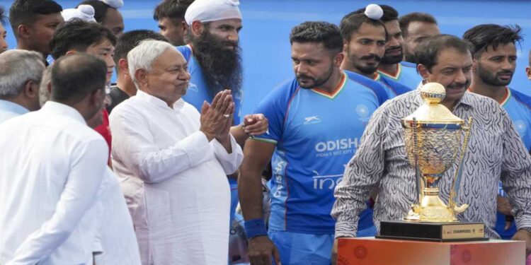 Asia Cup Winning Indian Hockey Team Rewarded by Nitish Kumar, Players to Receive 10 Lakh Each | Nitish Kumar's gift to 'Asia Cup winning Indian Hockey Team', announced to give 10-10 lakh to players. News Track in Hindi