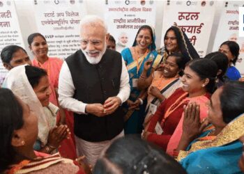 Bihar CM Launches Mukhyamantri Mahila Rojgar Yojana: â‚ Our10,000 for 75 Lakh Women to Start Businesses | Bihar News: PM Modi launched Mukhyamantri Mahila Employment Scheme, the women of Bihar have a gift of 10-10 thousand rupees. News Track in Hindi