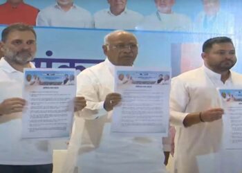 Bihar Election 2025: Rahul Gandhi & Tejashwi Yadav Announce Ati Pichhda Nyay Sankalp | Rahul-Tejasvi announced the manifesto for Bihar elections, special attention was given to the backward classes. News Track in Hindi