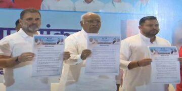 Bihar Election 2025: Rahul Gandhi & Tejashwi Yadav Announce Ati Pichhda Nyay Sankalp | Rahul-Tejasvi announced the manifesto for Bihar elections, special attention was given to the backward classes. News Track in Hindi