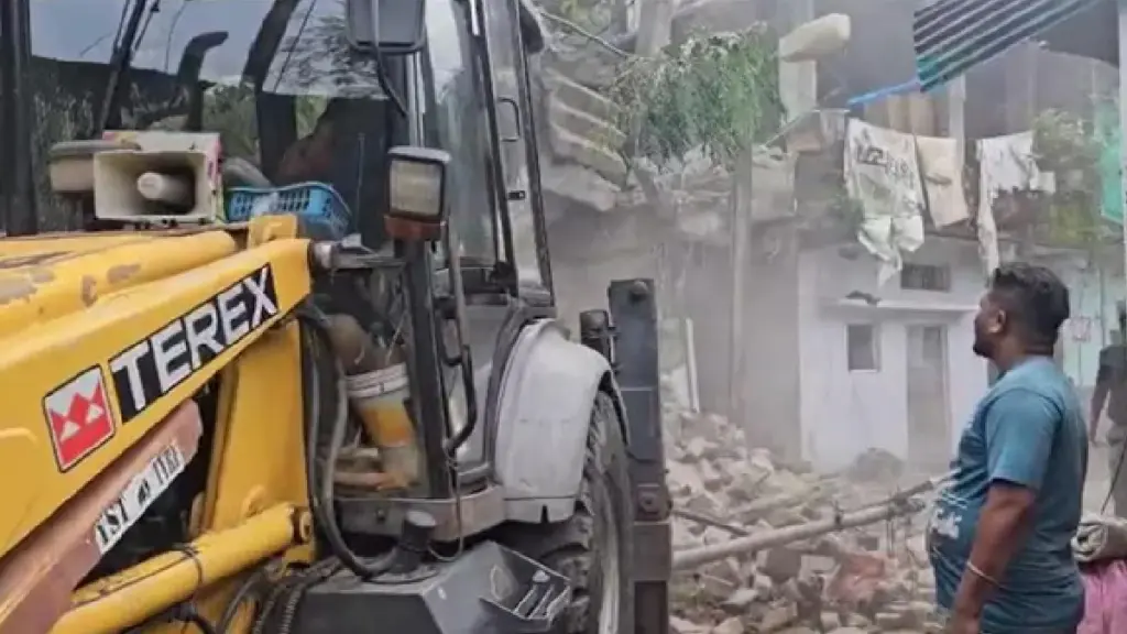 Bulldozer Action in Bhopal Love Jihad Case: The administration's strict action against the accused of Bhopal Love Jihad, bulldozers run on illegal houses of two accused, Bhopal Administration Took Strike Action against the accused of love Jihad, Bulldozers Runn Illegly Constructed Houses of Two Accused