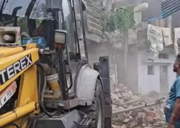 Bulldozer Action in Bhopal Love Jihad Case: The administration's strict action against the accused of Bhopal Love Jihad, bulldozers run on illegal houses of two accused, Bhopal Administration Took Strike Action against the accused of love Jihad, Bulldozers Runn Illegly Constructed Houses of Two Accused