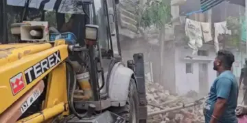 Bulldozer Action in Bhopal Love Jihad Case: The administration's strict action against the accused of Bhopal Love Jihad, bulldozers run on illegal houses of two accused, Bhopal Administration Took Strike Action against the accused of love Jihad, Bulldozers Runn Illegly Constructed Houses of Two Accused
