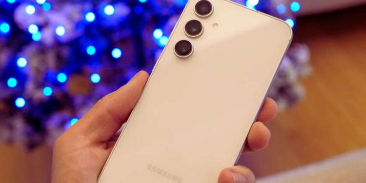 बंपर ऑफर! आधे दाम में खरीदें Samsung का ये फ्लैगशिप स्मार्टफोन, यहाँ डील की डिटेल जान अभी कर दे ऑर्डर&nbsp;