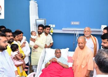 CM Yogi Adityanath Visits Omprakash Rajbhar at Medanta Hospital Lucknow | UP Politics Update | Lucknow News: CM Yogi reached Medanta Hospital, meeting Rajbhar and got information about health! , News Track in Hindi