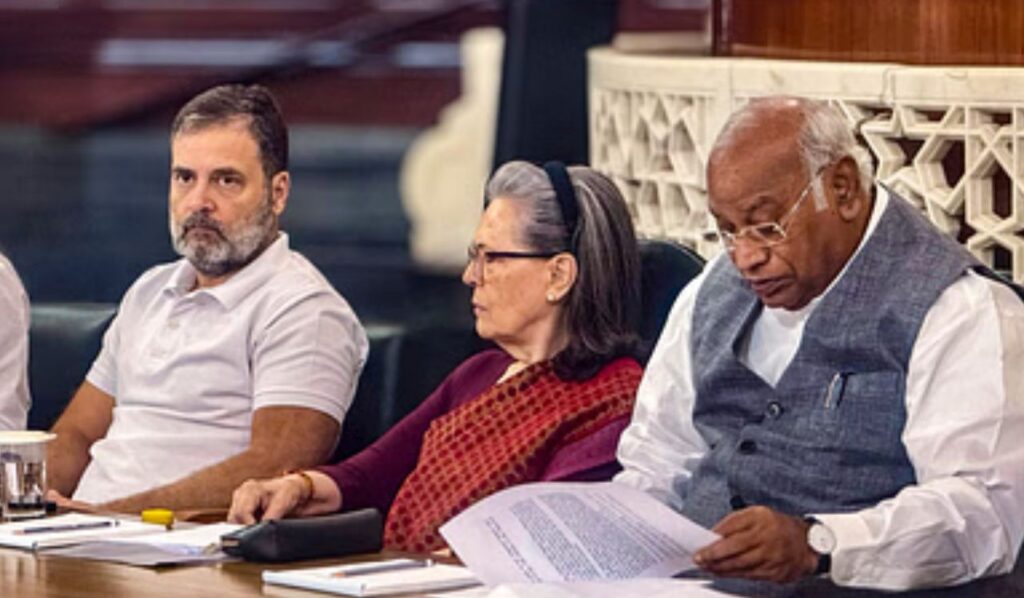 Case Filed Based on Rahu Gandhi Statement during the inaugence of the new Congress office | Shikkas filed against seven including Rahul Gandhi in Lucknow, hearing in court on October 1, know the case. News Track in Hindi