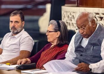 Case Filed Based on Rahu Gandhi Statement during the inaugence of the new Congress office | Shikkas filed against seven including Rahul Gandhi in Lucknow, hearing in court on October 1, know the case. News Track in Hindi