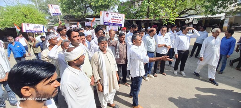 Congress workers demanded to solve electricity, water, road problems by taking out slogans