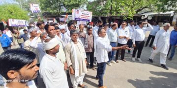 Congress workers demanded to solve electricity, water, road problems by taking out slogans