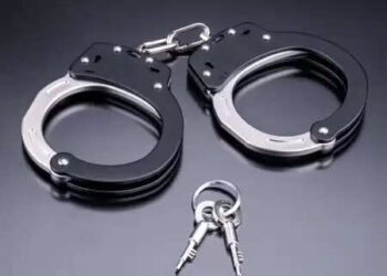 Delhi: ASI blown bribe money between public after seeing the vigilance team, arrested