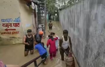 Delhi: People displaced by floods are under threat of diseases, signs of Yamuna's water level decreasing