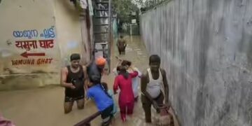 Delhi: People displaced by floods are under threat of diseases, signs of Yamuna's water level decreasing