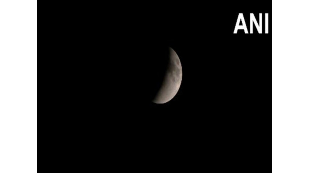 Delhi: People gathered in Nehru Planetarium to see full lunar eclipse